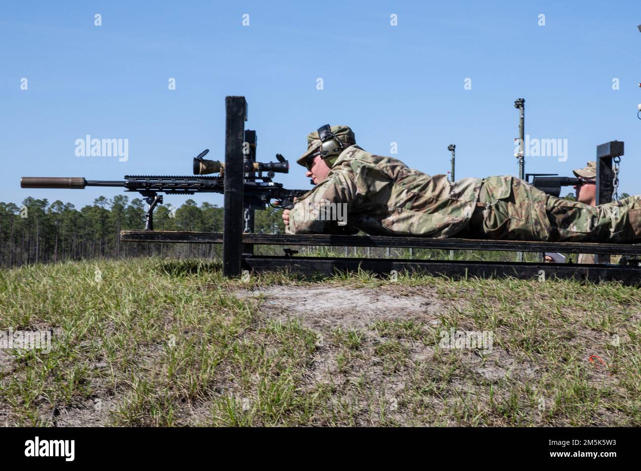 STATI UNITI Il personale dell'esercito Sgt. Jacob Engstrom, un paracadute rigger che rappresenta il comando della truppa 78th con sede a Marietta, la Guardia Nazionale dell'esercito della Georgia, aggancia i bersagli con il fucile Sniper avanzato M2010 all'evento di cecchino durante il concorso migliore guerriero della Guardia Nazionale della Georgia 2022 a Fort Stewart, GA., 21 marzo 2022. Il concorso migliore guerriero mette alla prova la prontezza e l'adattività delle nostre forze, preparando i nostri guardiani della Georgia ad affrontare le sfide imprevedibili di oggi. Foto Stock