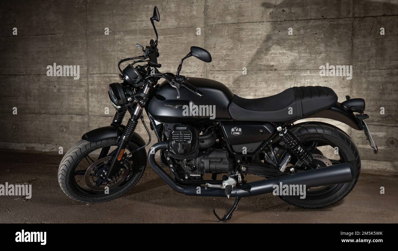 Un nero Moto Guzzi V7 Stone E5 Ruvido parcheggiato in un garage della città di Braunschweig Foto Stock