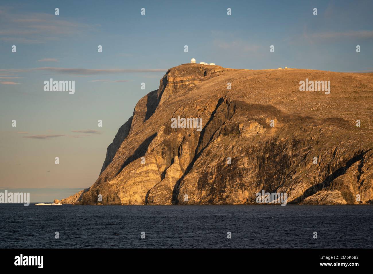 Stazione radar sulla cima di una montagna alla foce del Fjord di Saglek sulla costa settentrionale di Labrador in Canada. Foto Stock