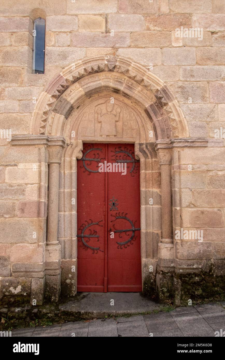 Il portale finemente intagliato della chiesa Iglesia de San Salvador a Sarria, Galizia. Il cammino del Camino de Santiago, antico pellegrino, passa direttamente dalla chiesa romanica medievale. Foto Stock