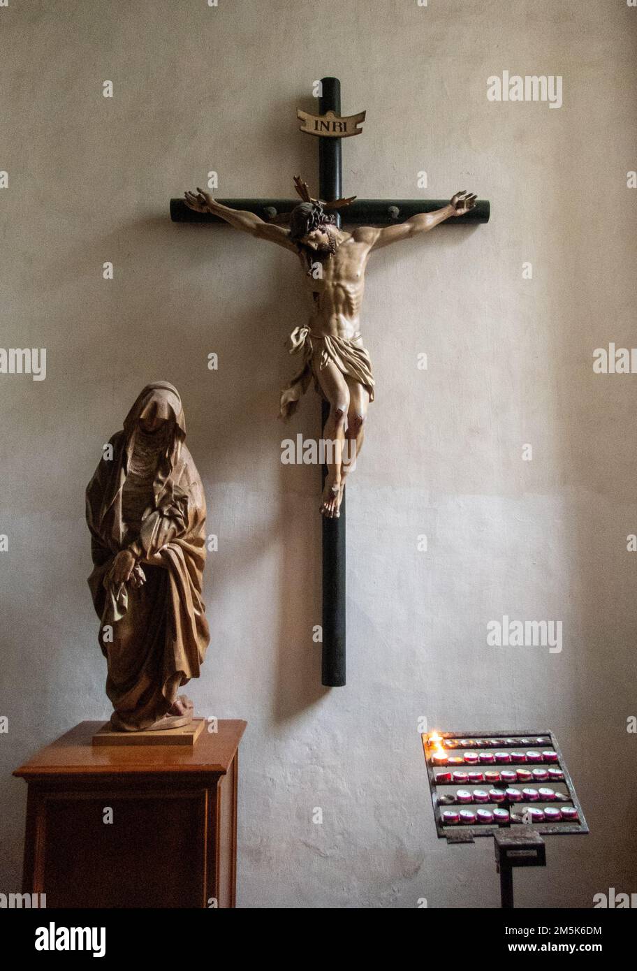 Un angolo di casta nella chiesa del monastero di Samo in Galizia. Situato nella valle della Sarria Río lungo la Via San Giacomo, il monastero di Samos nelle sue parti più antiche risale al 6th ° secolo ed è quindi considerato uno dei più antichi monasteri ancora esistenti al mondo. Foto Stock