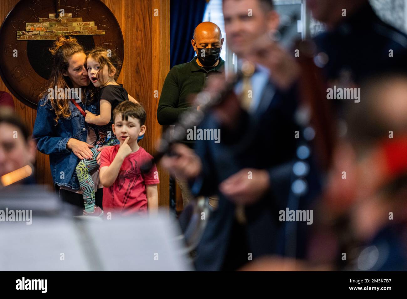 I membri dello Squadrone della base aerea 425th guardano come gli Stati Uniti d'America dell'Aloft dei venti Air Forces in Europe Woodwind Quintet si esibisce durante un concerto a pranzo presso il complesso Smirne Consolidated di Izmir, in Turchia, il 21 marzo 2022. Questo evento è servito a riconoscere il sostegno duraturo dei membri del 425th Air base Squadron e del comando della terra alleata della NATO, nonché dei leader civici di Izmir all'Alleanza della NATO. Winds Aloft ha viaggiato in diverse città e installazioni militari in Turchia nel marzo 16-27 per commemorare il 70th° anniversario dell'adesione della Turchia alla NATO e mostrare l'impegno degli Stati Uniti nei confronti degli alleati della NATO e della secur Foto Stock