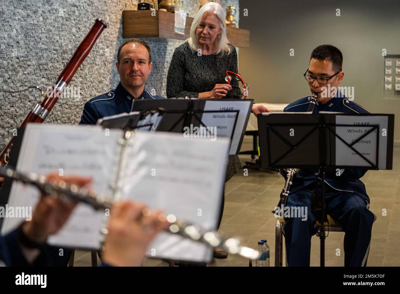 STATI UNITI Angela Heron (Center), comandante del 39th Mission Support Group, suona con i Winds Aloft U.S. Forze aeree in Europa Woodwind Quintet durante un concerto per pranzo al complesso consolidato di Izmir a Izmir, Turchia, 21 marzo 2022. Questo evento è servito a riconoscere il sostegno duraturo dei membri del 425th Air base Squadron e del comando della terra alleata della NATO, nonché dei leader civici di Izmir all'Alleanza della NATO. Winds Aloft ha viaggiato in diverse città e installazioni militari in Turchia nel marzo 16-27 per commemorare il 70th° anniversario dell'adesione della Turchia alla NATO e mostrare l'impegno degli Stati Uniti Foto Stock