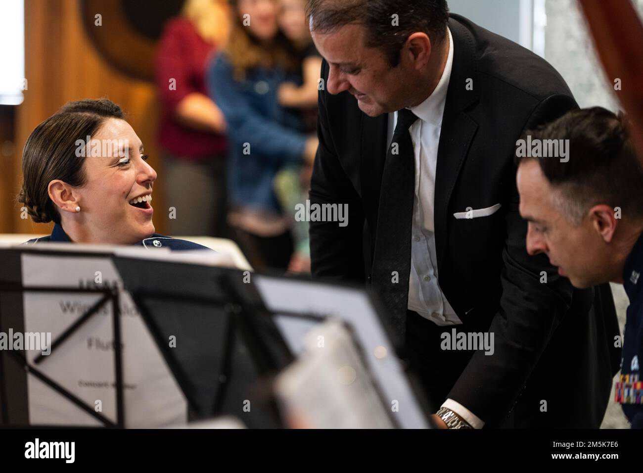 The Winds Aloft, Stati Uniti Air Forces in Europe Woodwind Quintet si esibisce durante un concerto a pranzo presso il complesso Smirne Consolidated di Izmir, in Turchia, il 21 marzo 2022. Questo evento è servito a riconoscere il sostegno duraturo dei membri del 425th Air base Squadron e del comando della terra alleata della NATO, nonché dei leader civici di Izmir all'Alleanza della NATO. Winds Aloft ha viaggiato in diverse città e installazioni militari in Turchia nel marzo 16-27 per commemorare il 70th° anniversario dell'adesione della Turchia alla NATO e mostrare l'impegno degli Stati Uniti nei confronti degli alleati della NATO, nonché la sicurezza e la pace nella regione del Mar Nero. Foto Stock