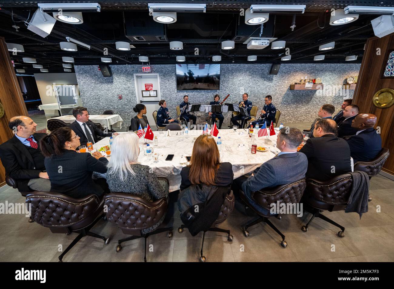 The Winds Aloft, Stati Uniti Air Forces in Europe Woodwind Quintet si esibisce durante un concerto a pranzo presso il complesso Smirne Consolidated di Izmir, in Turchia, il 21 marzo 2022. Questo evento è servito a riconoscere il sostegno duraturo dei membri del 425th Air base Squadron e del comando della terra alleata della NATO, nonché dei leader civici di Izmir all'Alleanza della NATO. Winds Aloft ha viaggiato in diverse città e installazioni militari in Turchia nel marzo 16-27 per commemorare il 70th° anniversario dell'adesione della Turchia alla NATO e mostrare l'impegno degli Stati Uniti nei confronti degli alleati della NATO, nonché la sicurezza e la pace nella regione del Mar Nero. Foto Stock