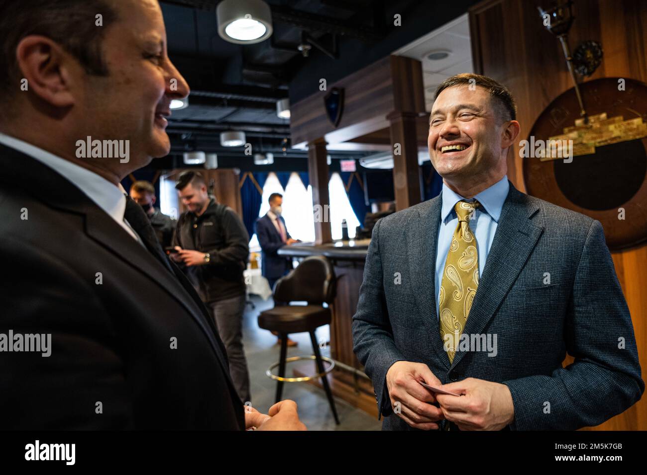 STATI UNITI John Kelley (a sinistra), vice comandante della Air base Wing 39th e Atay Utluliğ, leader civico, partecipano a un concerto per pranzo eseguito dai Winds Aloft U.S. Forze aeree in Europa Quintetto Woodwind al complesso consolidato di Izmir, Turchia, 21 marzo 2022. Questo evento è servito a riconoscere il sostegno duraturo dei membri del 425th Air base Squadron e del comando della terra alleata della NATO, nonché dei leader civici di Izmir all'Alleanza della NATO. Winds Aloft ha viaggiato in diverse città e installazioni militari in Turchia nel marzo 16-27 per commemorare il 70th° anniversario dell’adesione della Turchia alla NATO A. Foto Stock