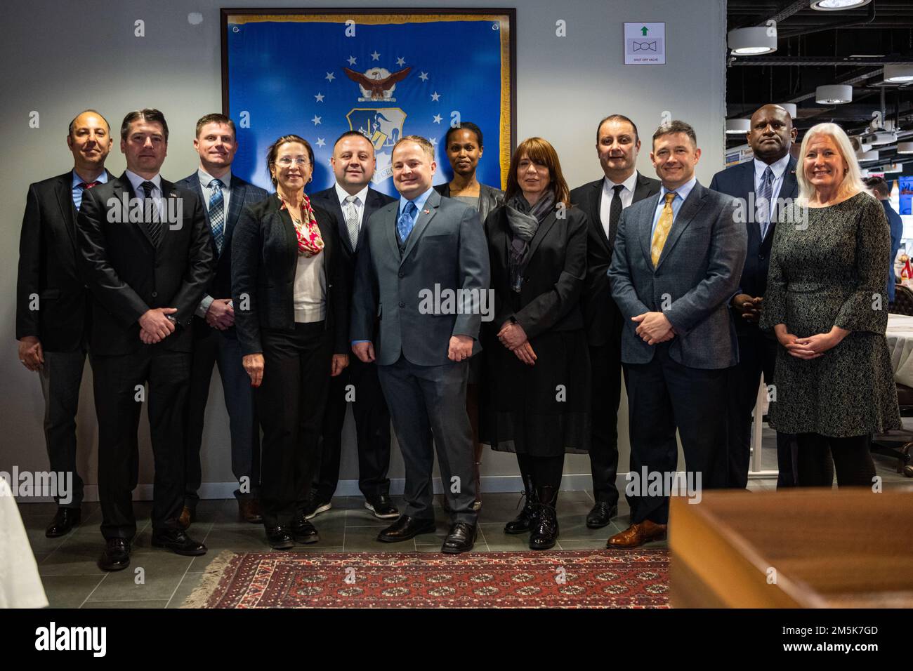 I leader della 39th Air base Wing, 425th Air base Squadron e i leader civici di Izmir partecipano a un concerto per pranzo eseguito dai Winds Aloft U.S. Forze aeree in Europa Quintetto Woodwind al complesso consolidato di Izmir, Turchia, 21 marzo 2022. Questo evento è servito a riconoscere il sostegno duraturo dei membri del 425th Air base Squadron e del comando della terra alleata della NATO, nonché dei leader civici di Izmir all'Alleanza della NATO. Winds Aloft ha viaggiato in diverse città e installazioni militari in Turchia nel marzo 16-27 per commemorare il 70th° anniversario dell'adesione della Turchia alla NATO e mostrare la com statunitense Foto Stock