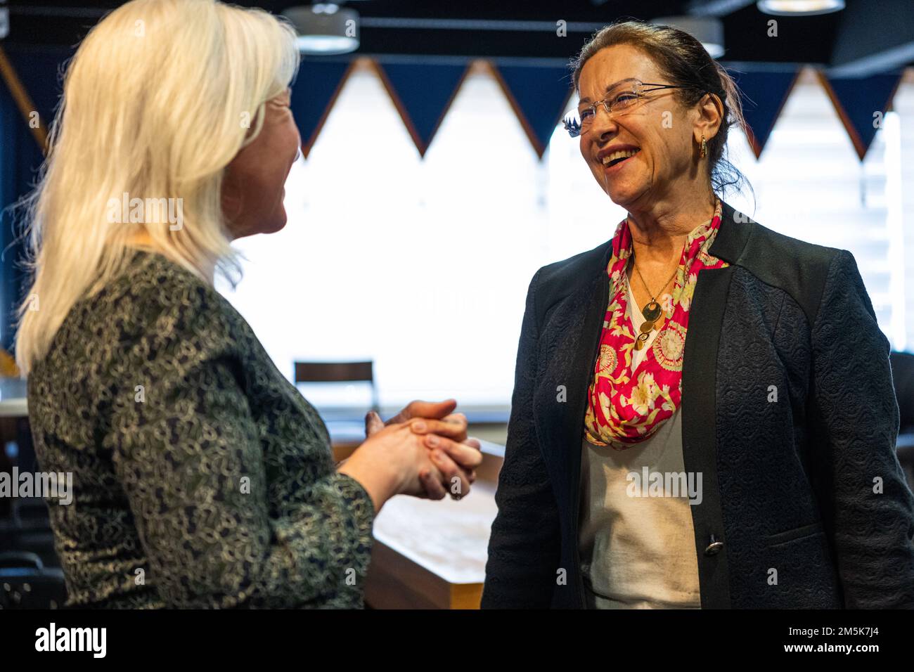 STATI UNITI Angela Heron (a sinistra), comandante del 39th Mission Support Group e Ülkü Belkis Karli, leader civico, partecipano a un concerto per pranzo eseguito dal Winds Aloft U.S. Forze aeree in Europa Quintetto Woodwind al complesso consolidato di Izmir, Turchia, 21 marzo 2022. Questo evento è servito a riconoscere il sostegno duraturo dei membri del 425th Air base Squadron e del comando della terra alleata della NATO, nonché dei leader civici di Izmir all'Alleanza della NATO. Winds Aloft ha viaggiato in diverse città e installazioni militari in Turchia nel marzo 16-27 per commemorare il 70th° anniversario dell’adesione della Turchia Foto Stock