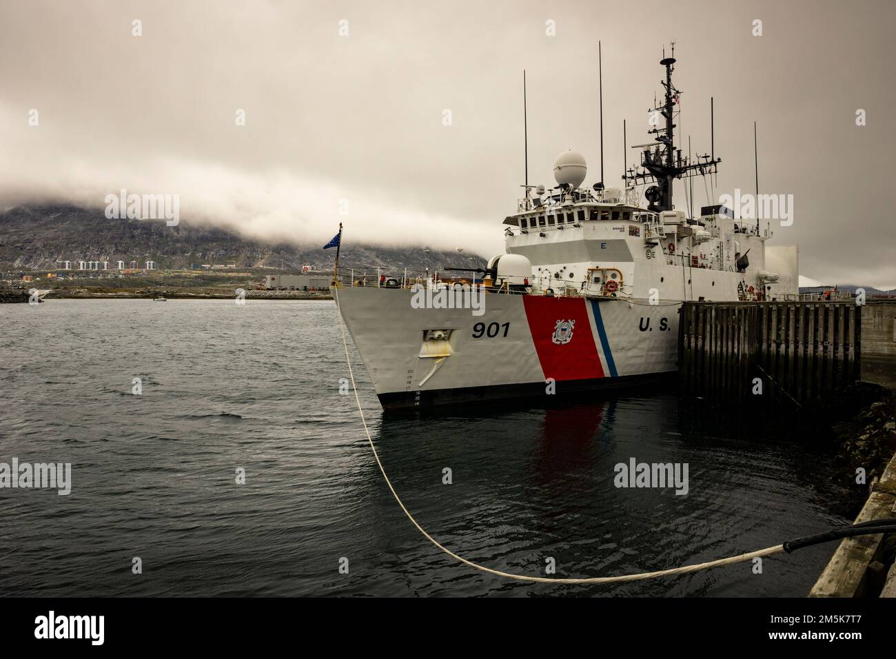 USCG Bear Cutter di classe famosa accanto a un molo a Nuuk, Groenlandia, durante l'operazione Nanook 2022. Foto Stock