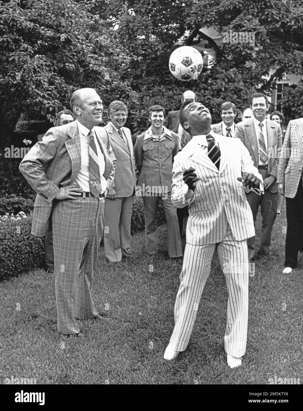 Brasiliano calcio grande Pele cerca di bilanciare una palla di calcio sulla sua testa come lui e Stati Uniti presidente Gerald R. Ford e il rimbalzo di una palla di calcio intorno al Rose Garden della Casa Bianca a Washington, DC il 28 giugno 1975. Pele è il giocatore di calcio più pagato al mondo.Credit: Benjamin E. 'gene' Forte/CNP /MediaPunch Foto Stock