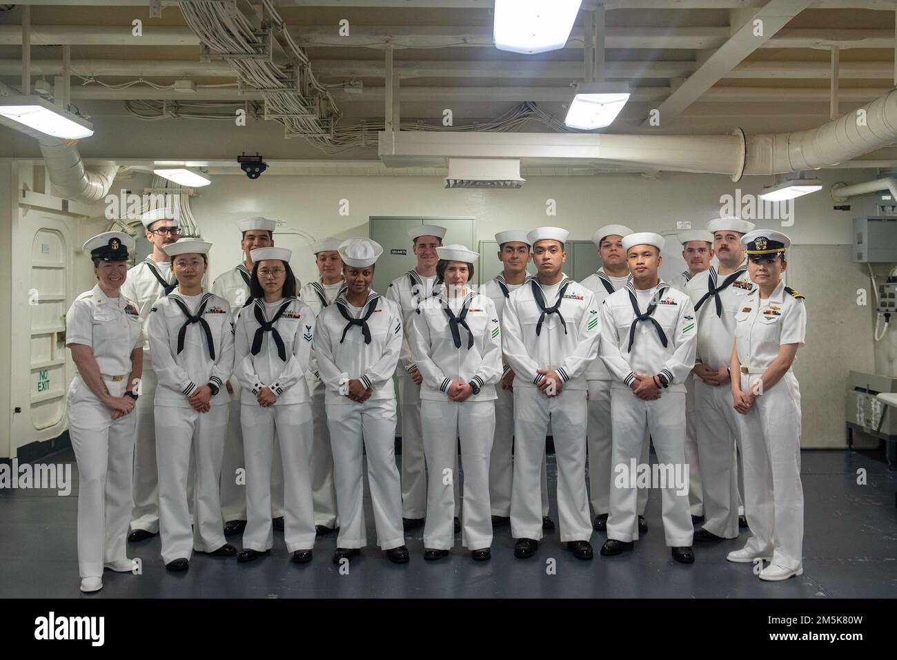 SASEBO, Giappone (21 marzo 2022) i marinai assegnati alla nave d'assalto anfibio USS America (LHA 6) si posero per un quadro formale dopo un'ispezione di abiti bianchi. L'America, nave guida dell'America Amphibious Ready Group, opera nell'area di responsabilità della flotta degli Stati Uniti 7th per migliorare l'interoperabilità con alleati e partner e fungere da pronta forza di risposta per difendere la pace e la stabilità nella regione dell'Indo-Pacifico. Foto Stock