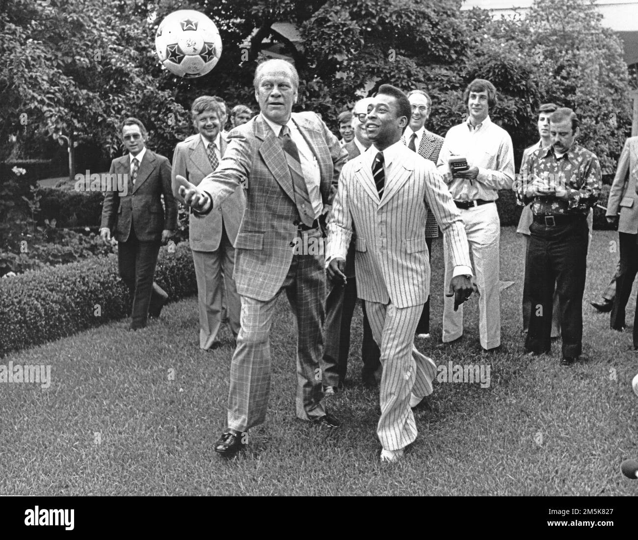 Il presidente degli Stati Uniti Gerald R. Ford e il grande calcio brasiliano Pele rimbalzano una palla di calcio intorno al Rose Garden della Casa Bianca a Washington, DC il 28 giugno 1975. Pele è il giocatore di calcio più pagato al mondo.Credit: Benjamin E. 'gene' Forte/CNP /MediaPunch Foto Stock