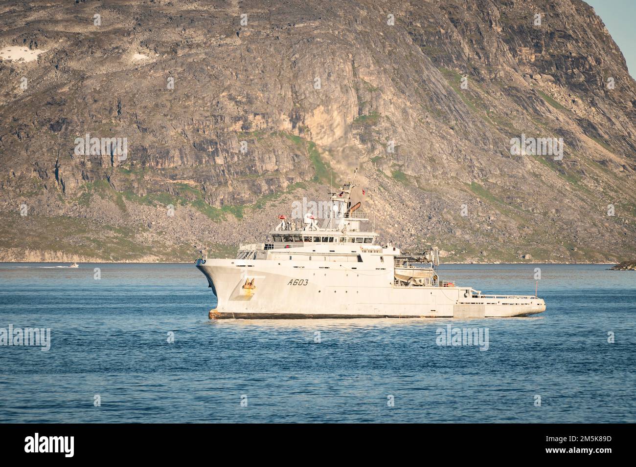 Nave di pattuglia della Marina francese FS Rhone nel porto di Nuuk, Groenlandia, durante l'operazione Nanook 2022. Foto Stock