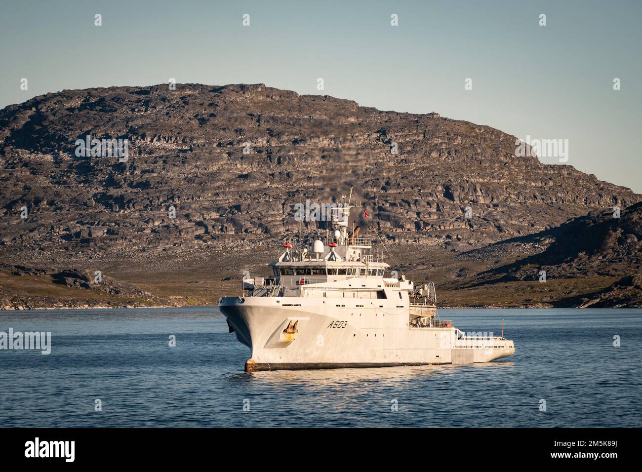 Nave di pattuglia della Marina francese FS Rhone nel porto di Nuuk, Groenlandia, durante l'operazione Nanook 2022. Foto Stock
