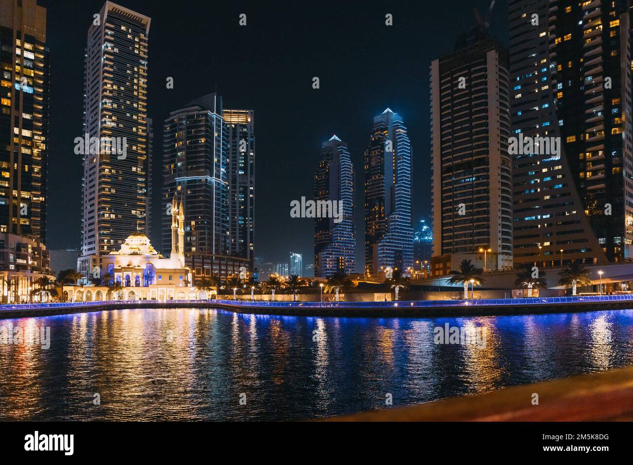 Vista notturna delle Dubai Marina Towers. Sfondo dello skyline di Dubai Marina. Vacanze negli Emirati Arabi Uniti. Vacanze negli Emirati Arabi Uniti. Vista notturna degli alti piani Foto Stock