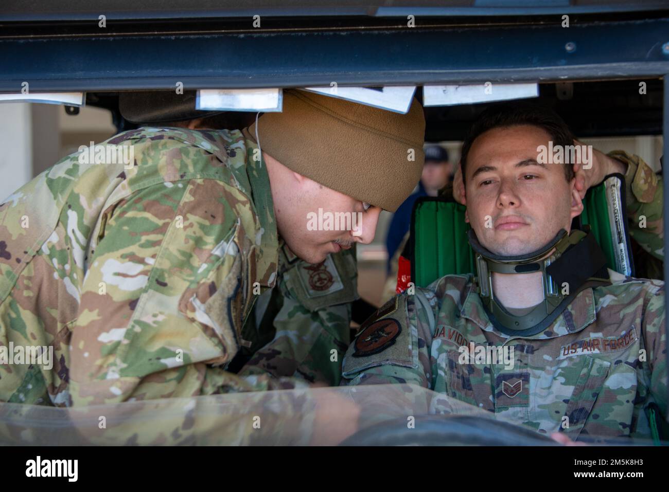 STATI UNITI Air Force Airman 1st Class Jacob Thompson, 325th Civil Engineer Squadron Firefighter, a sinistra, esegue un'estrazione simulata del paziente durante un corso di formazione per tecnici medici di emergenza presso la Tyndall Air Force base, Florida, 21 marzo 2022. Il corso EMT ha consentito ai membri del Tyndall Fire Department di migliorare le proprie capacità di risposta in caso di emergenza, ricevendo al contempo la certificazione EMT nazionale. Foto Stock