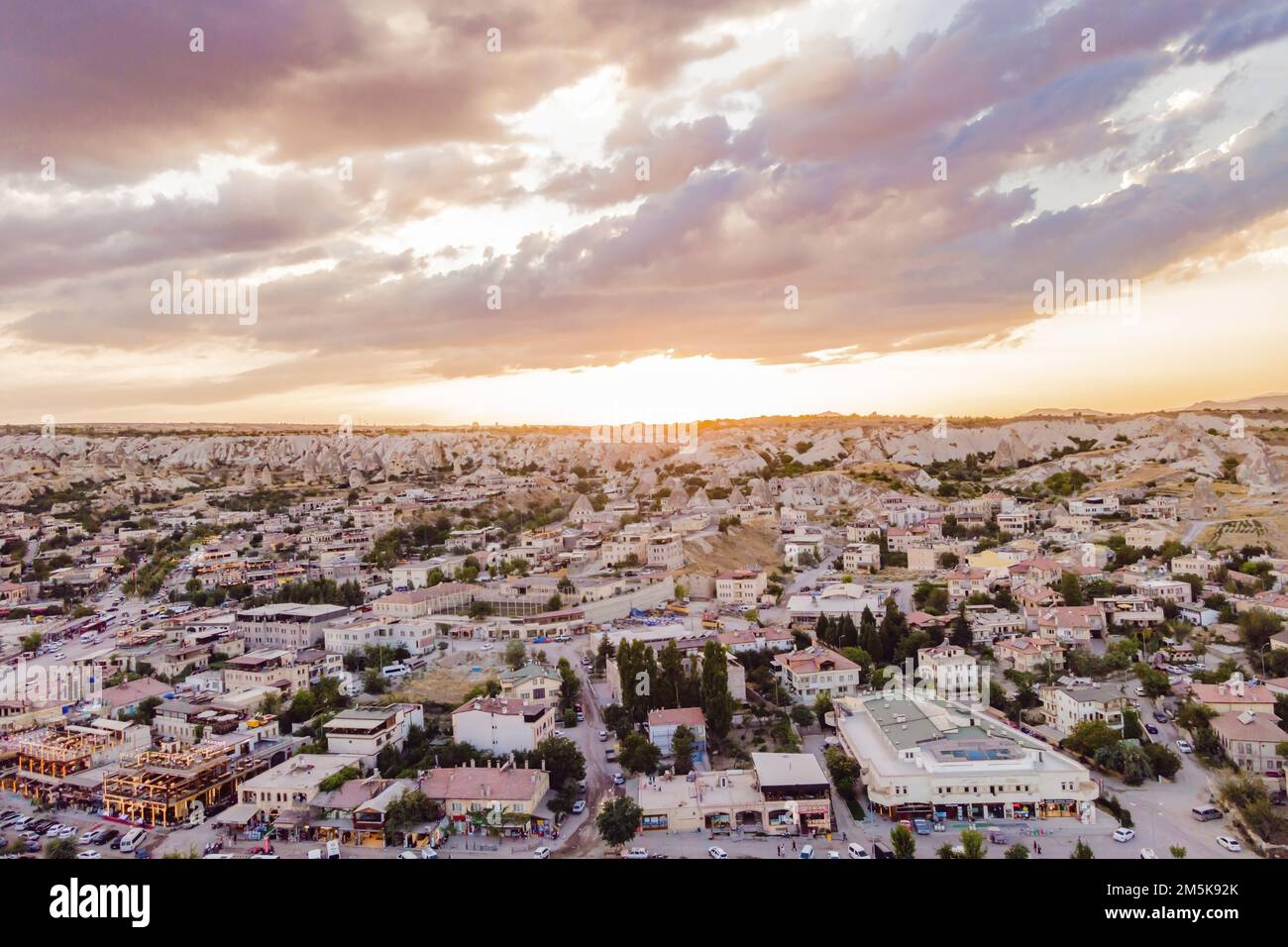 Splendida vista sulle montagne della Cappadocia e le case delle grotte. Turchia Foto Stock