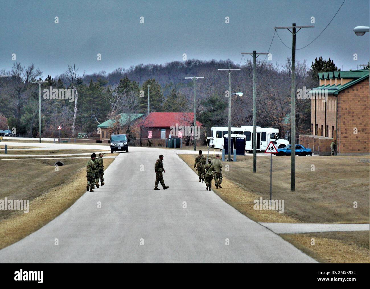 I soldati degli affari civili tengono scenari di addestramento presso il Combined Arms Collective Training Facility (CATF) il 21 marzo 2022, sul South Post a Fort McCoy, Wisconsin. Il CATF offre un'ampia varietà di ambienti di formazione. Il complesso, costruito ad un costo di oltre $14 milioni di dollari, è stato completato alla fine del 2012. Il primo utilizzo del CATF per la formazione è stato da parte dell'Ufficio federale delle indagini nel marzo 2013. Da allora, centinaia di unità militari diverse e le forze dell'ordine hanno fatto uso di questa struttura. Foto Stock