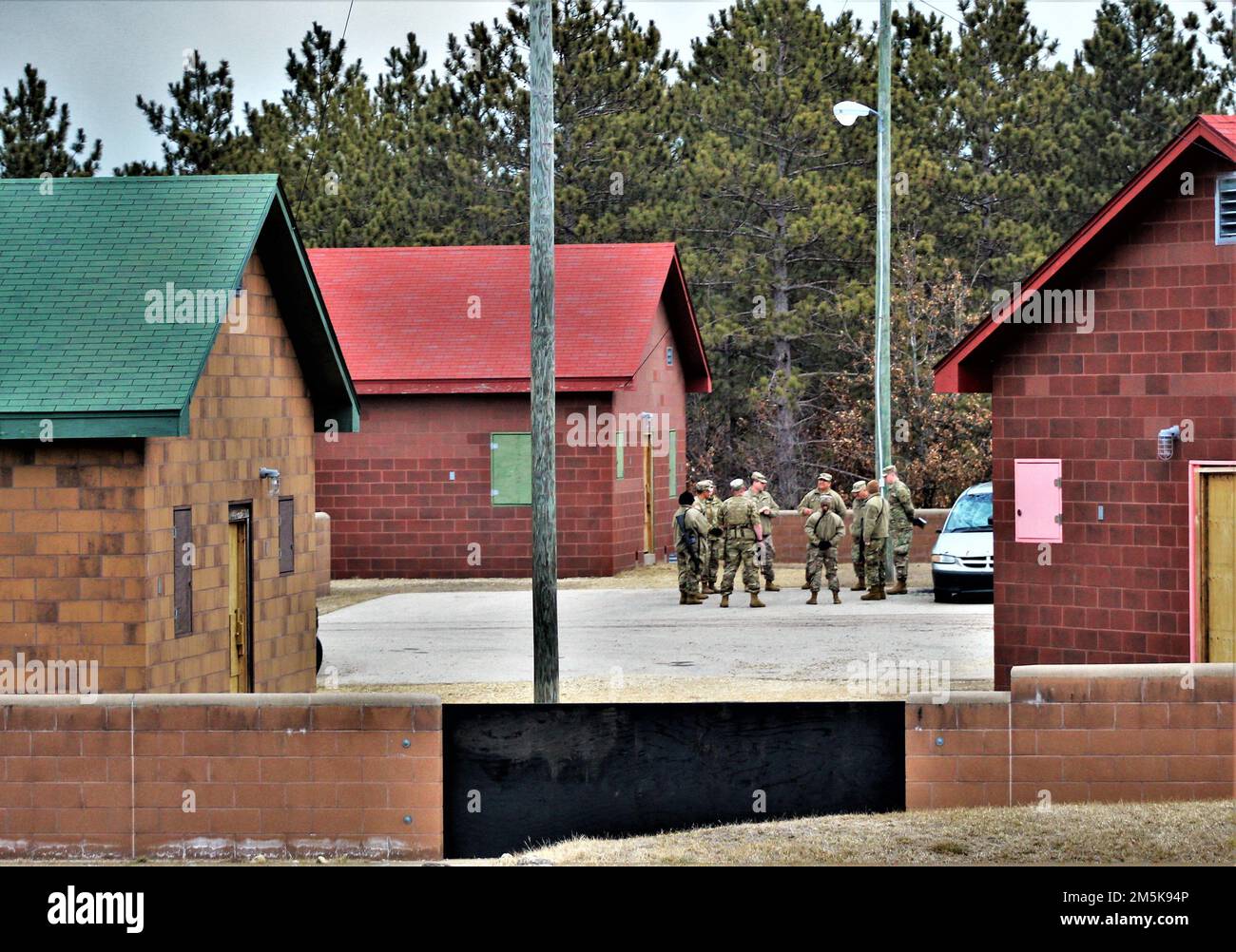 I soldati degli affari civili tengono scenari di addestramento presso il Combined Arms Collective Training Facility (CATF) il 21 marzo 2022, sul South Post a Fort McCoy, Wisconsin. Il CATF offre un'ampia varietà di ambienti di formazione. Il complesso, costruito ad un costo di oltre $14 milioni di dollari, è stato completato alla fine del 2012. Il primo utilizzo del CATF per la formazione è stato da parte dell'Ufficio federale delle indagini nel marzo 2013. Da allora, centinaia di unità militari diverse e le forze dell'ordine hanno fatto uso di questa struttura. Foto Stock