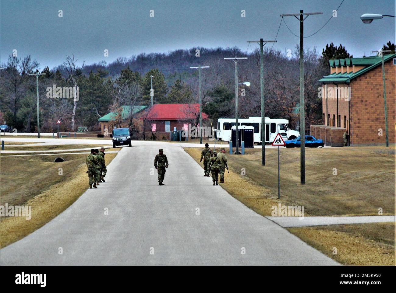 I soldati degli affari civili tengono scenari di addestramento presso il Combined Arms Collective Training Facility (CATF) il 21 marzo 2022, sul South Post a Fort McCoy, Wisconsin. Il CATF offre un'ampia varietà di ambienti di formazione. Il complesso, costruito ad un costo di oltre $14 milioni di dollari, è stato completato alla fine del 2012. Il primo utilizzo del CATF per la formazione è stato da parte dell'Ufficio federale delle indagini nel marzo 2013. Da allora, centinaia di unità militari diverse e le forze dell'ordine hanno fatto uso di questa struttura. Foto Stock