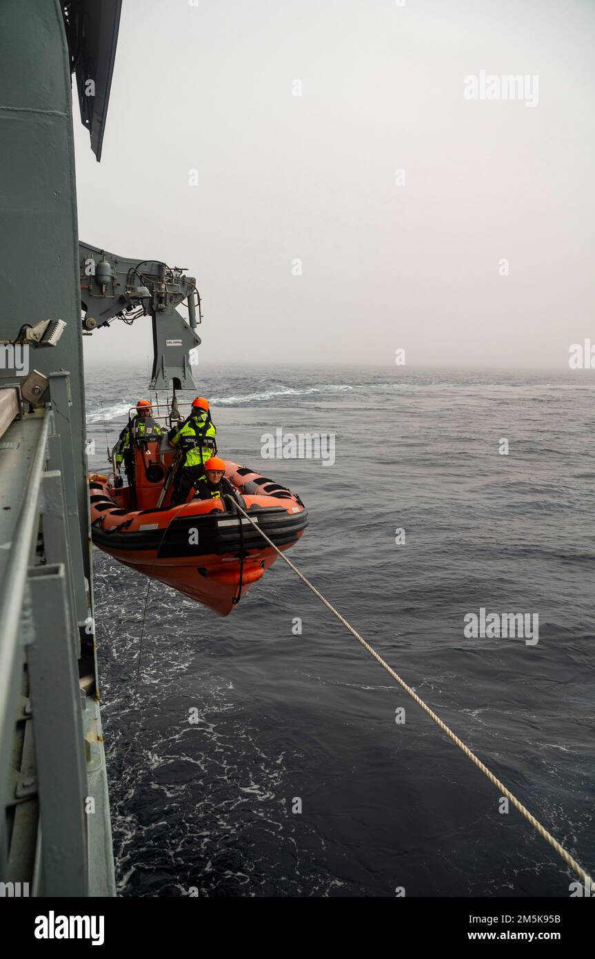 Un'imbarcazione rigida gonfiabile a scafo rigido (RHIB) Fast Rescue Craft (FRC) che opera dalla nave di pattuglia della Marina danese HDMS Triton al largo di Labrador, Canada. Foto Stock