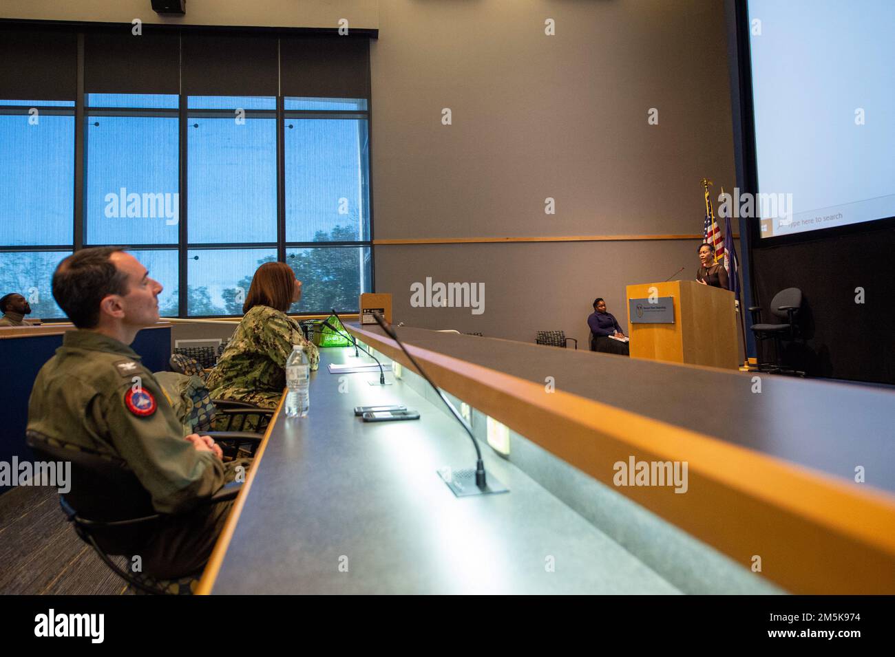 NEWPORT NEWS, VIRGINIA. – La signora Diane Stephens-Smith, assistente sociale e consulente in materia di abuso di sostanze, parla della sua esperienza e del suo lavoro durante il simposio del mese di storia delle donne, marzo 21. Il simposio ha fornito un forum per mentoring, supporto e opportunità di sviluppo della leadership da una prospettiva femminile. Foto Stock