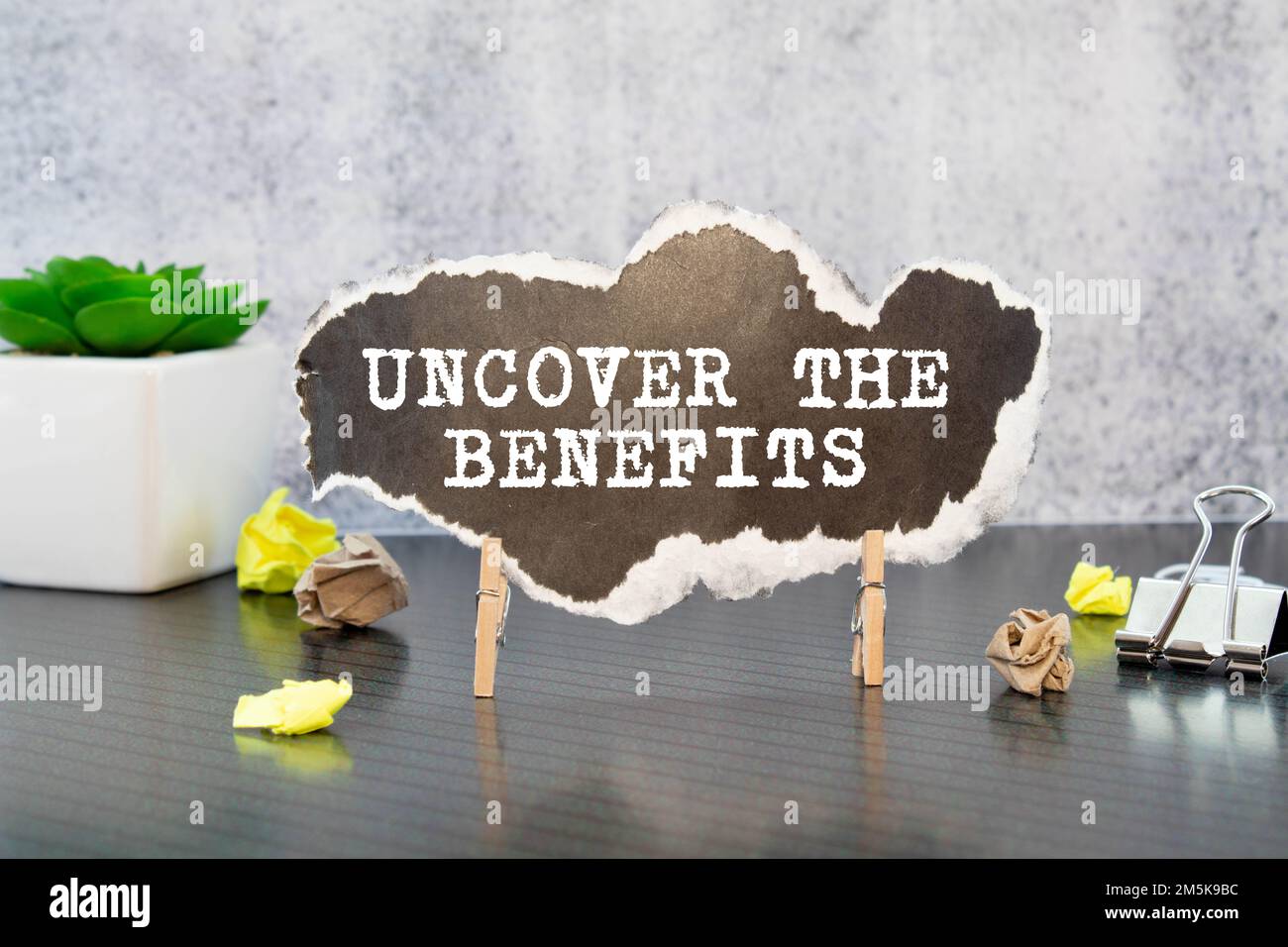 Scopri i vantaggi - testo scritto sul notebook su un tavolo di legno con penna caffè e bicchieri. Foto Stock