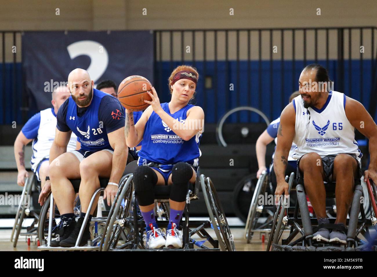 I guerrieri hanno gareggiato nel basket su sedia a rotelle durante le prove dell'aeronautica presso la base comune di San Antonio-Randolph, Texas. Gli atleti hanno partecipato per un posto nella squadra dell'aeronautica che gareggerà ai 2022 giochi del guerriero del Dipartimento della Difesa nel mese di agosto. Foto Stock