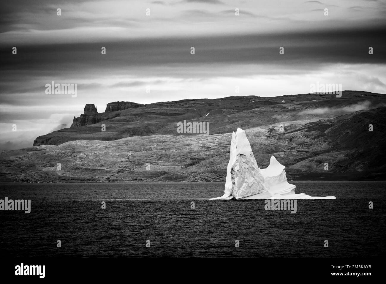 Litorale di Admiralty Inlet all'estremità occidentale dell'isola di Baffin nell'artico orientale del Canada. Foto Stock