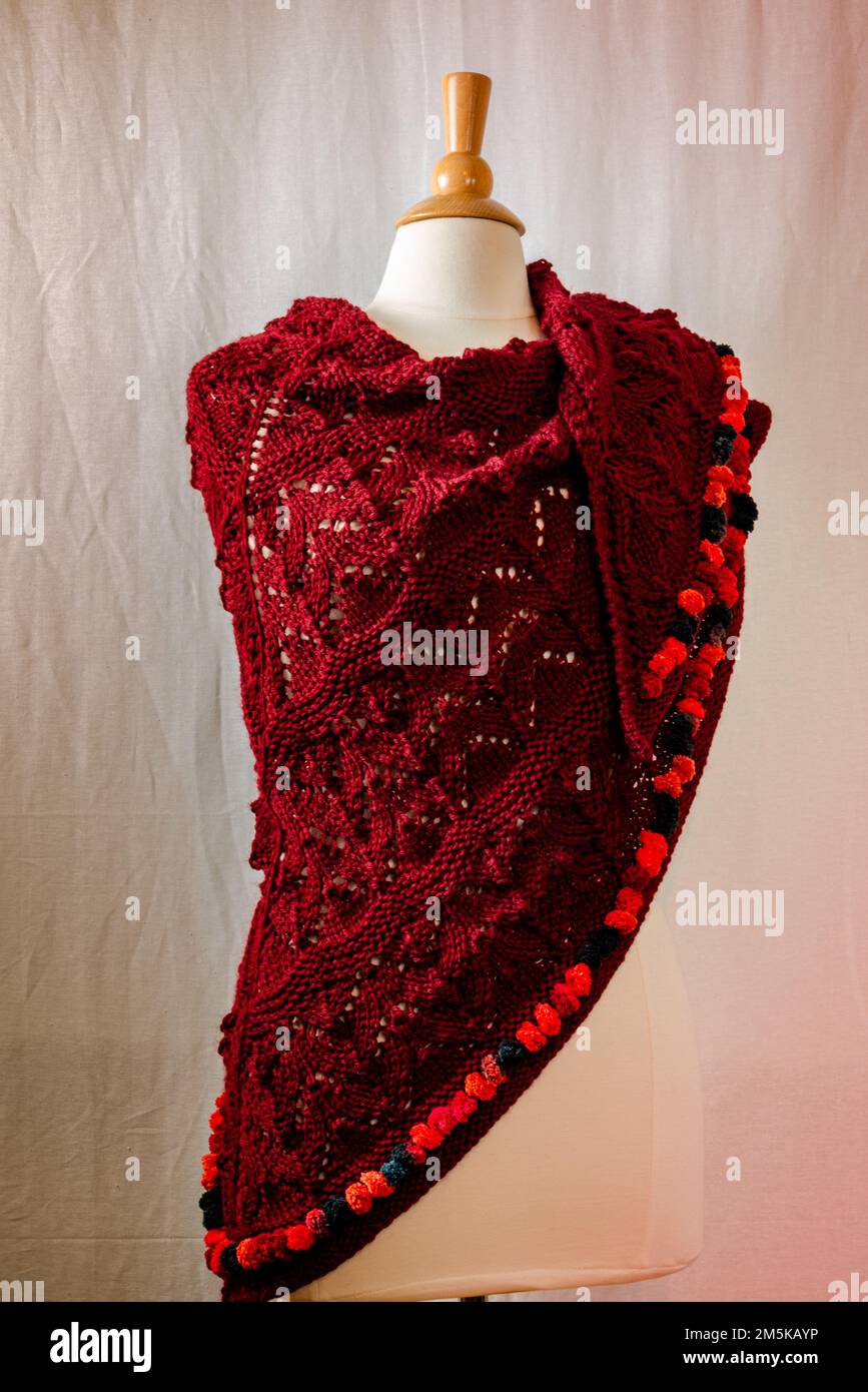 Sciarpa a maglia multicolore con gli ornamenti Foto Stock