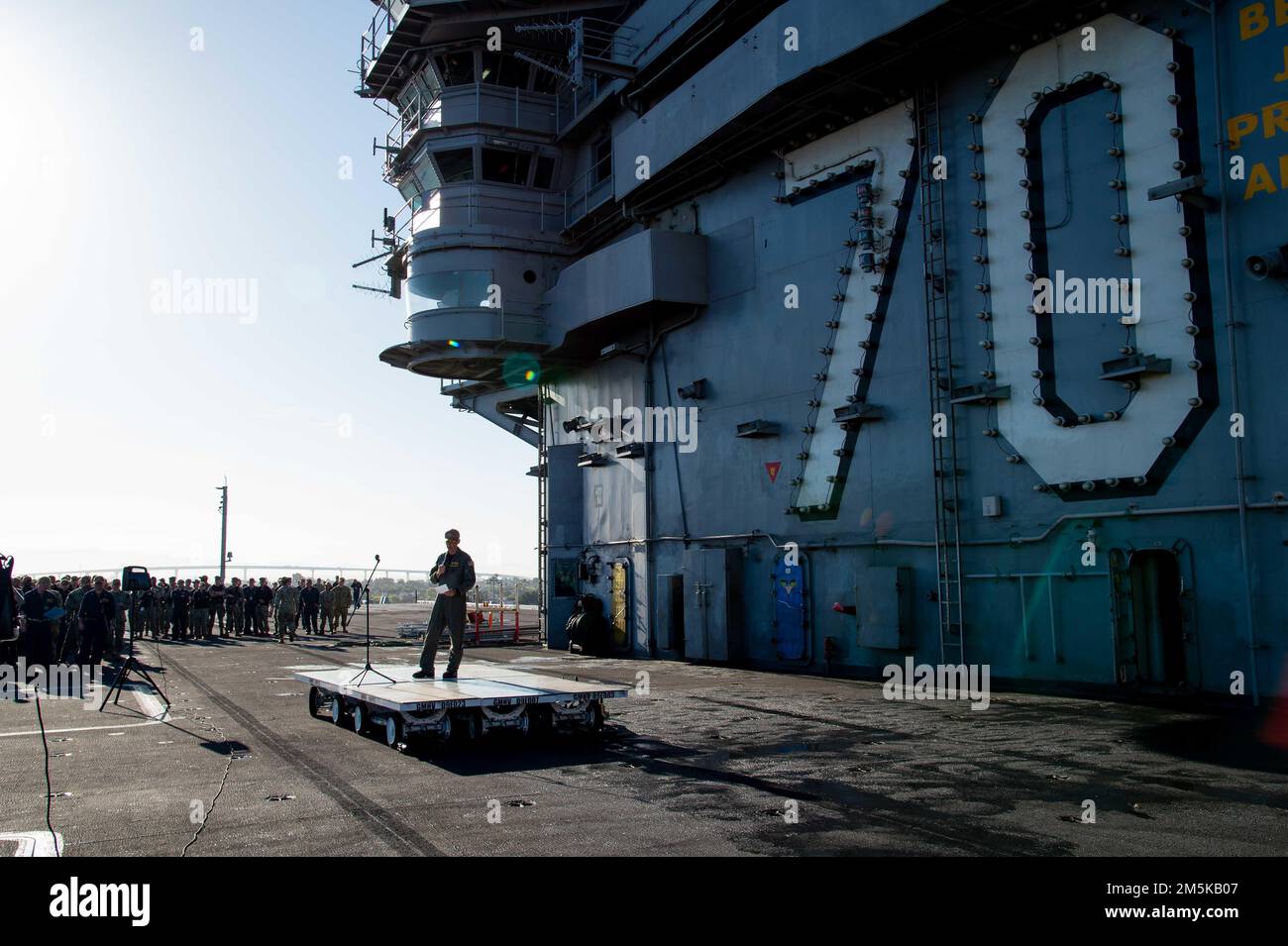 220322-N-TL932-1008 SAN DIEGO (22 marzo 2022) il capitano Ryan Jackson, direttore esecutivo della portaerei di classe Nimitz USS Carl Vinson (CVN 70), si rivolge ai marinai durante una chiamata a mani libere sul ponte di volo, 22 marzo. Vinson è attualmente pierside nel suo homeport di San Diego. Foto Stock