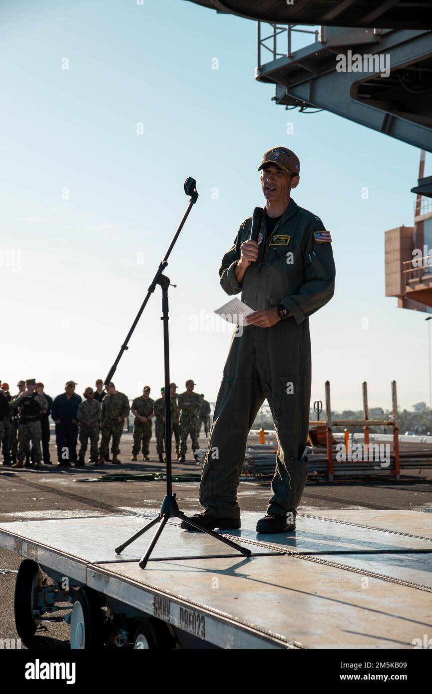 220322-N-TL932-1009 SAN DIEGO (22 marzo 2022) il capitano Ryan Jackson, direttore esecutivo della portaerei di classe Nimitz USS Carl Vinson (CVN 70), si rivolge ai marinai durante una chiamata a mani libere sul ponte di volo, 22 marzo. Vinson è attualmente pierside nel suo homeport di San Diego. Foto Stock