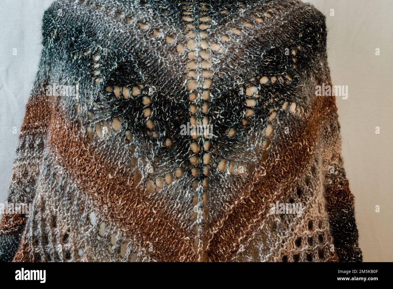 Sciarpa a maglia multicolore con gli ornamenti Foto Stock