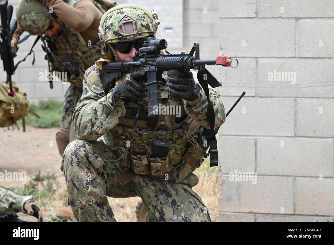 Petty Officer 3rd Class Lakota Berman, USA Coast Guard Port Security Unit (PSU) 311, partecipa al corso di formazione ECP (Entry and Control Point) sull'isola di San Clemente, 25 giugno 2022. Le PSU fungono da unità di spedizione per la protezione delle forze antiterrorismo, con equipaggi di imbarcazioni e squadre di sicurezza a terra in grado di sostenere la sicurezza portuale, dei canali navigabili e costiera negli Stati Uniti o in qualsiasi parte del mondo. (STATI UNITI Foto della Guardia Costiera di Petty Officer 3rd Classe Alex Gray) Foto Stock