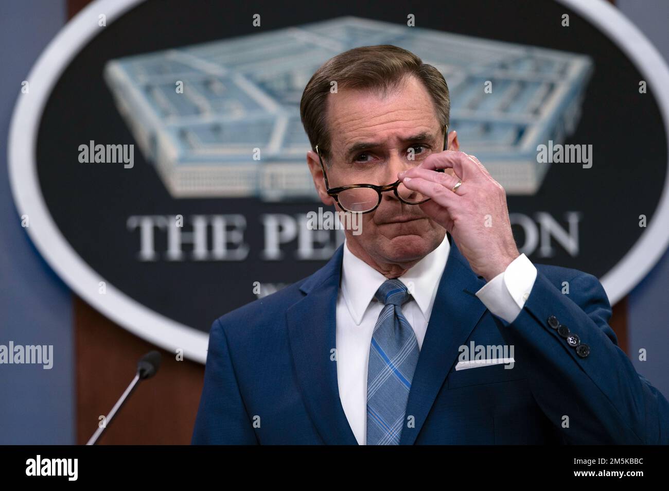 Il segretario stampa del Pentagono John F. Kirby tiene un briefing stampa, il Pentagono, Washington, D.C., marzo 22, 2022. (Foto DOD di Lisa Ferdinando) Foto Stock