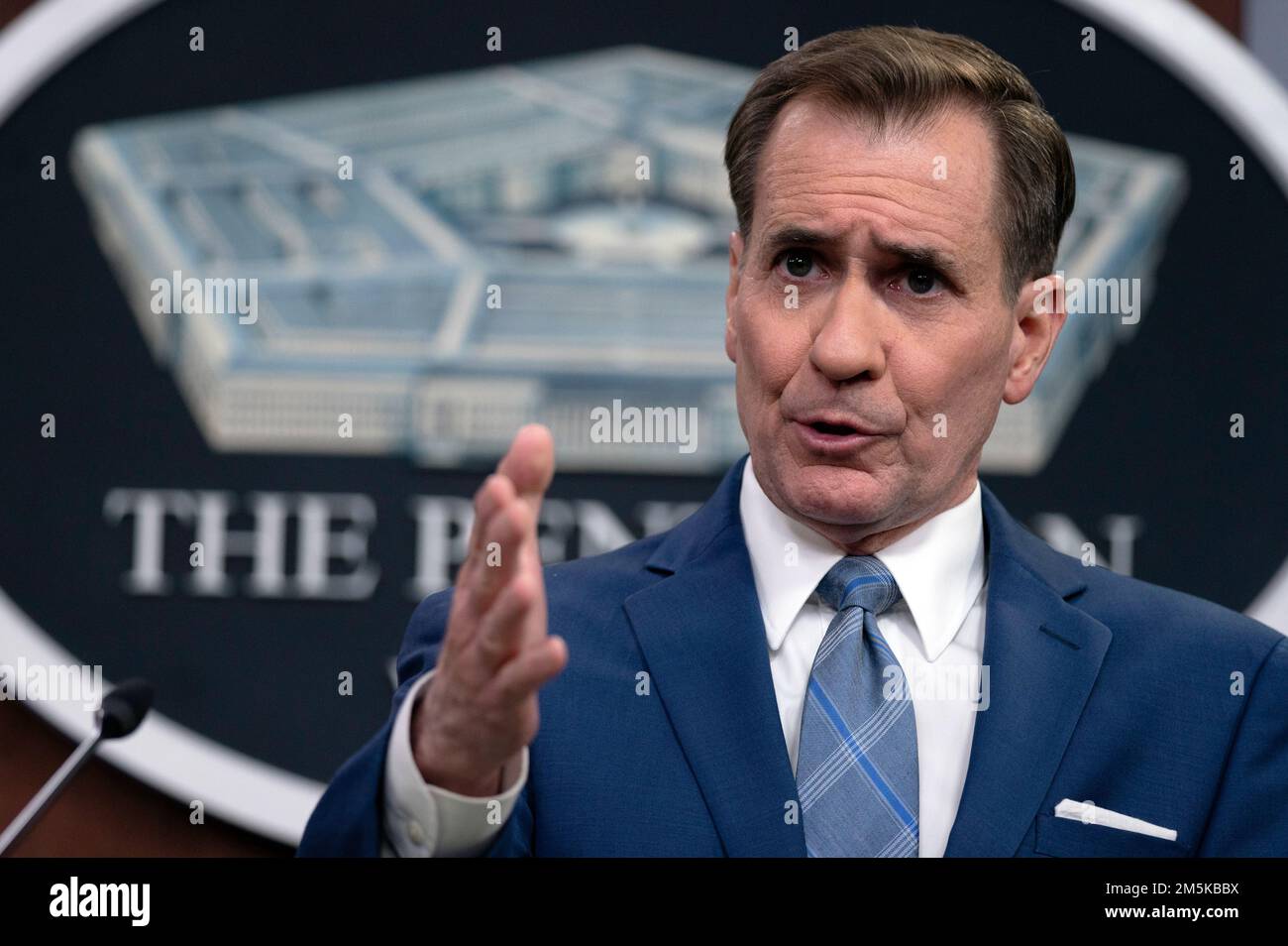 Il segretario stampa del Pentagono John F. Kirby tiene un briefing stampa, il Pentagono, Washington, D.C., marzo 22, 2022. (Foto DOD di Lisa Ferdinando) Foto Stock