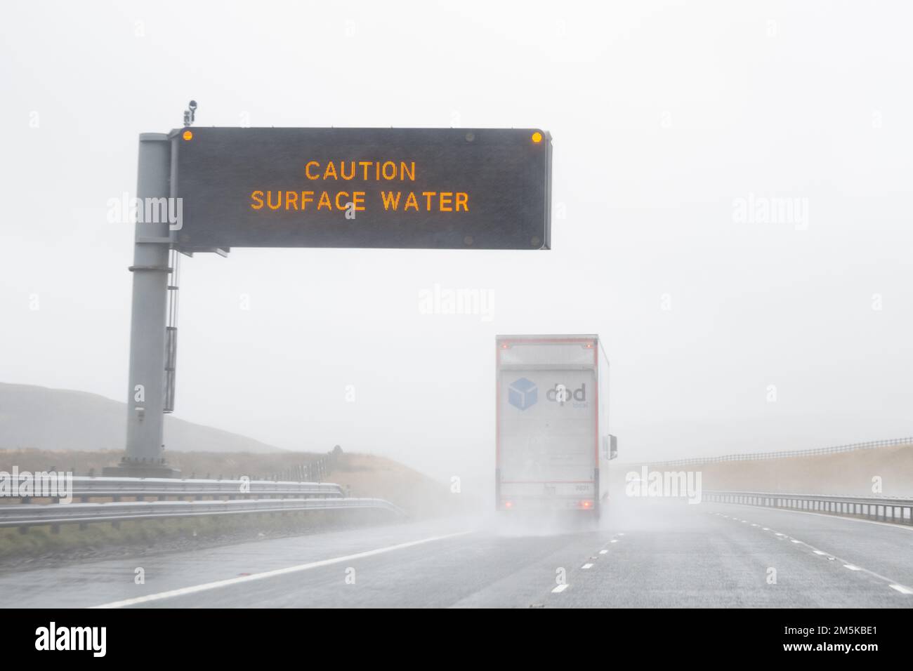 Cartello autostradale attenzione Surface Water, Regno Unito Foto Stock