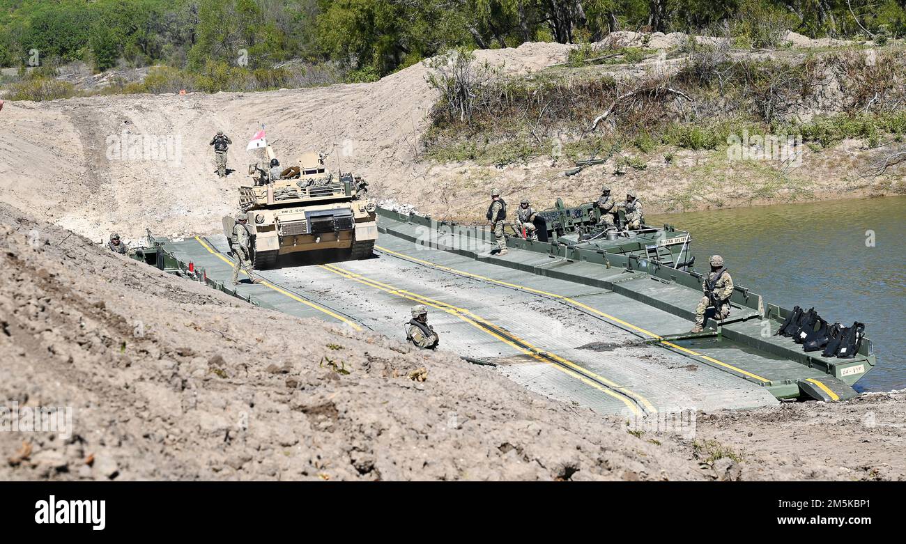 Un M1A2 Abrams Main Battle Tank attraversa un ponte a nastro migliorato durante un varco come parte di Remagen Ready, a Fort Hood, Texas, 26 ottobre 2022. L'evento rappresenta le prime fasi della formazione di un Gap Crossing Training Center sul posto. (STATI UNITI Foto dell'esercito di Eric Franklin) Foto Stock