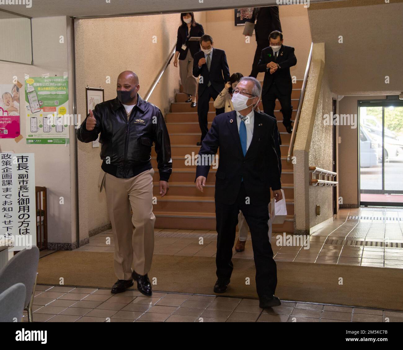 David Adams, comandante, attività della flotta Sasebo (CFAS) tour del Municipio di Saikai con il sindaco di Saikai Yasuhiko Sugizawa 22 marzo 2022. Adams ha incontrato Sugizawa per discutere di questioni che riguardano sia CFAS che Saikai City e per mantenere una comunicazione aperta e promuovere la buona volontà reciproca. Foto Stock