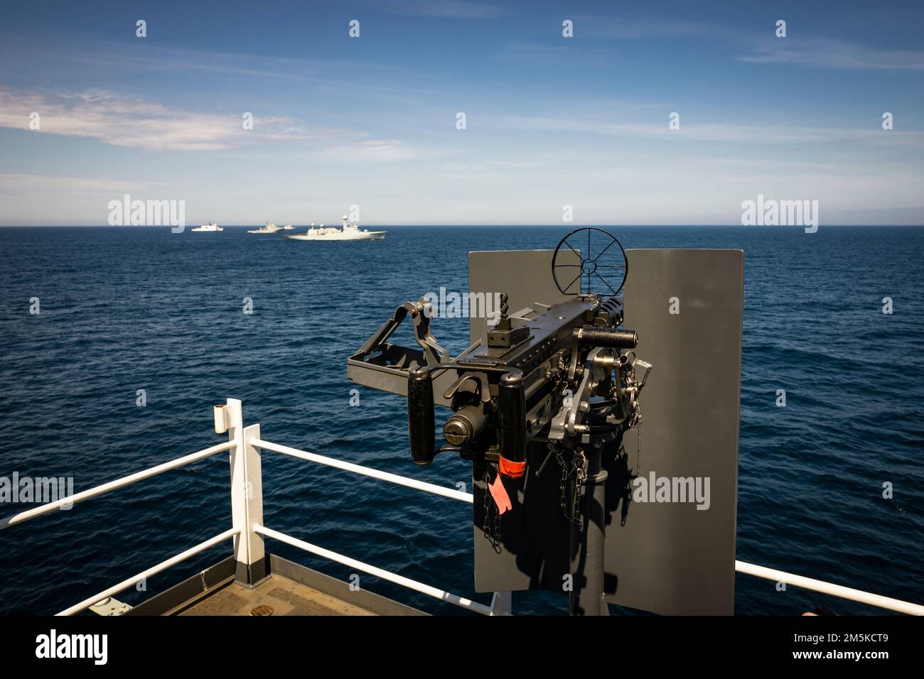 Mitragliatrice calibro .50 di fronte alle navi dell'operazione Nanook 2022 in mare al largo delle coste del Canada. Foto Stock