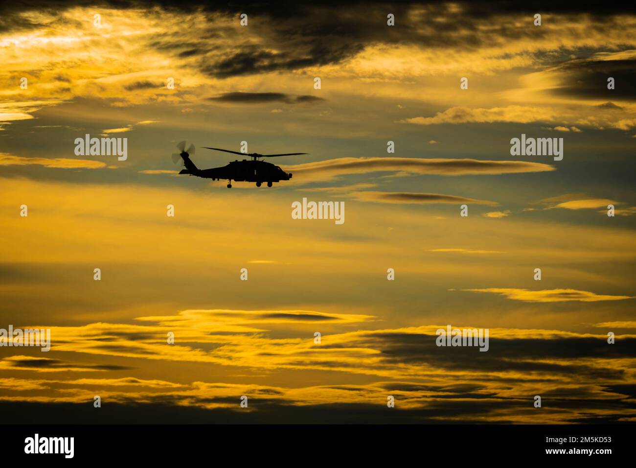 Elicottero danese MH-60R Seahawk che vola dalla nave di Patrol della Groenlandia HDMS Triton durante l'operazione Nanook della Royal Canadian Navy nell'agosto 2022. Foto Stock
