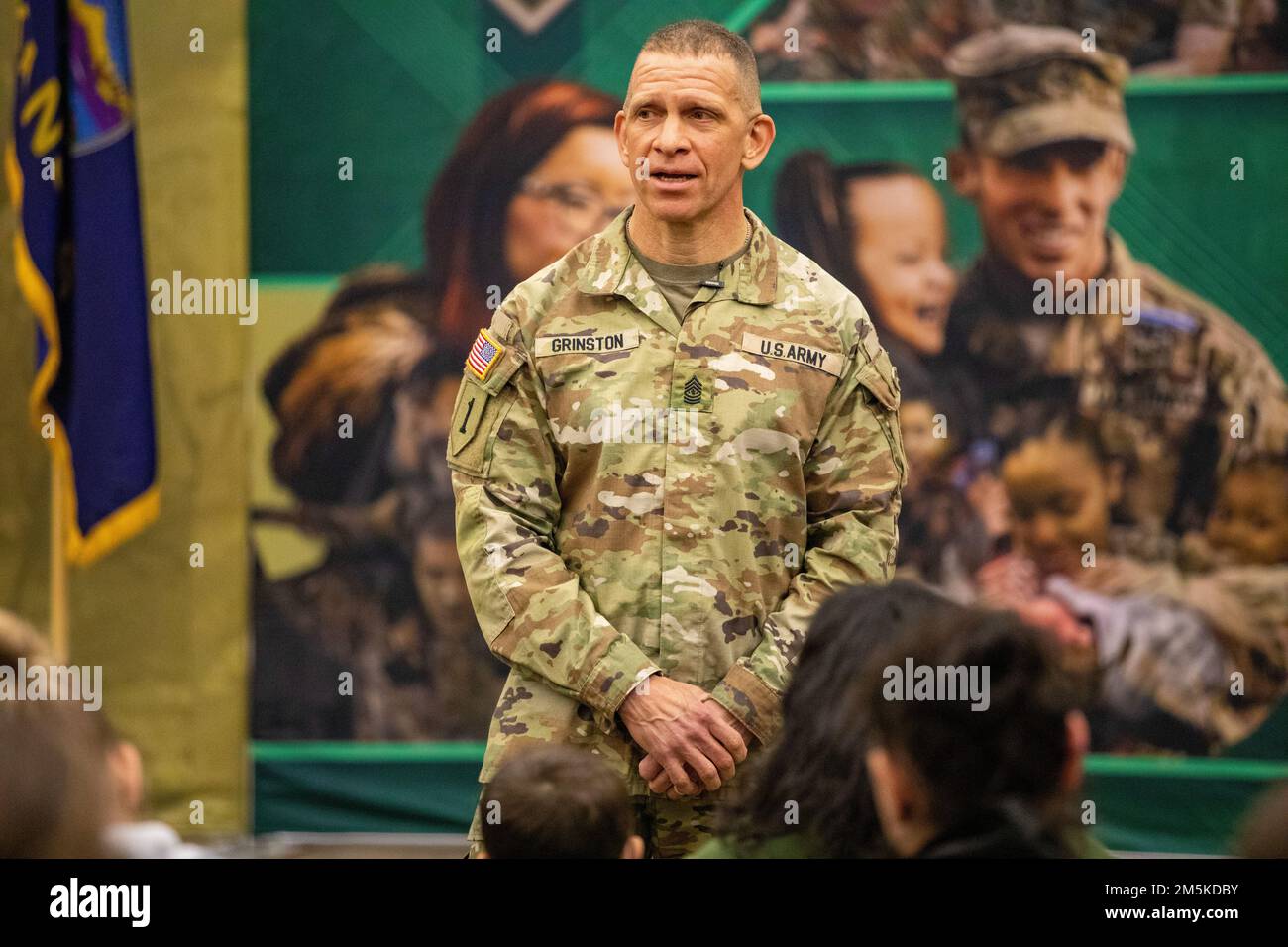 Ginston risponde ad una domanda alla Victory Chapel a Fort Riley, Kansas, 22 marzo 2022. Grinston stava frequentando un municipio dove ha risposto alle domande sull'Europa poste dai membri della famiglia nella comunità. Foto Stock