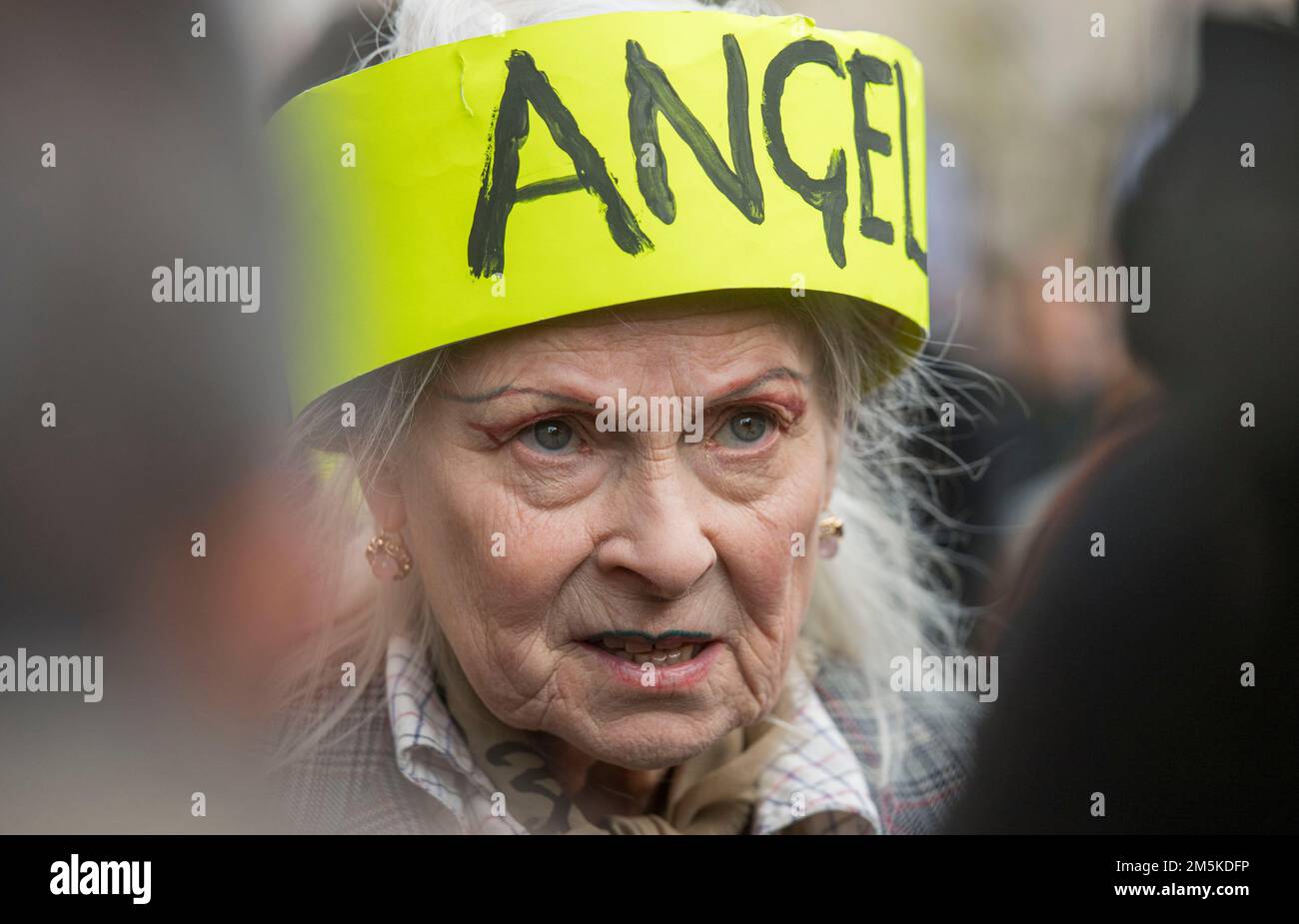 Immagine del defunto designer britannico di moda e attivista Dame Vivienne Westwood durante il non estradare Julian Assange marzo e protesta rally nel centro di Londra il 22nd febbraio 2020. Foto Stock