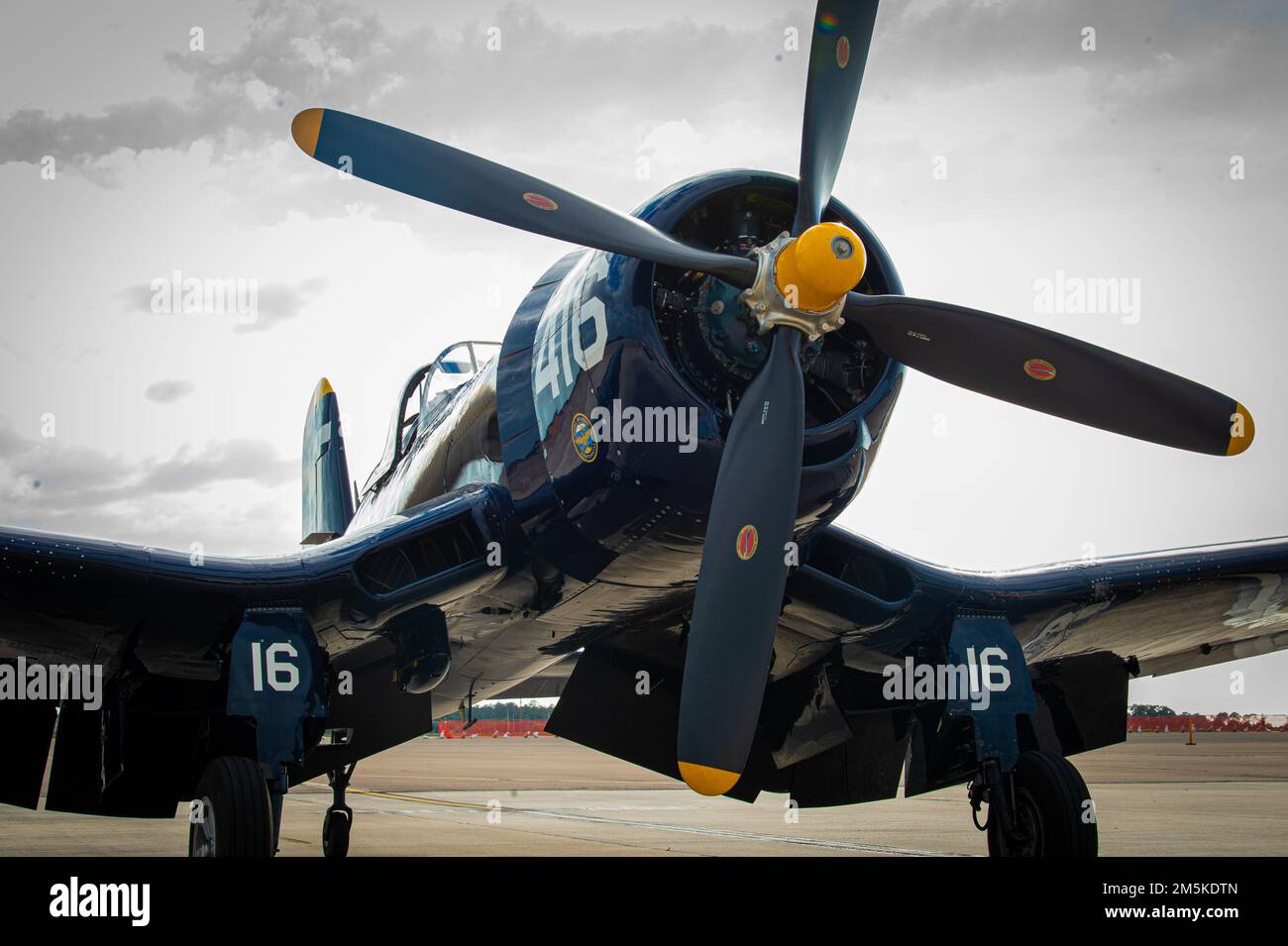 Il Coreano Coreano Corsair F4U-4 Corsair viene mostrato sulla linea di volo alla base dell'aeronautica militare MacDill, Florida, 22 marzo 2022. Il Corsair è stato volato su due tour su due diversi Stati Uniti Navy carrier, oltre a duecento missioni di combattimento durante la guerra di Corea. Dal 1960 al 1970, l'aereo volò con l'aeronautica Honduran. Nel 1970, è stato venduto a un pilota American Airlines e poi nuovamente al pilota attuale nel 1981. Foto Stock