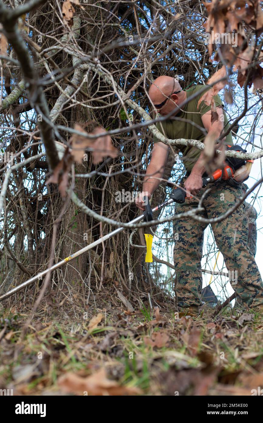 STATI UNITI Corpo Marino Gunnery Sgt. Cesinger, Società Gunnery Sergeant, gestisce un infestatore durante un ripulitura a livello di base su Camp Johnson, N.C. Marzo 22, 2022. Per commemorare la Giornata della Terra del 2022, Marines of MCCSSS ha organizzato la rimozione dei pericoli per la sicurezza, dei rifiuti e ha mantenuto lo stato di pulizia di Camp Johnson. Foto Stock