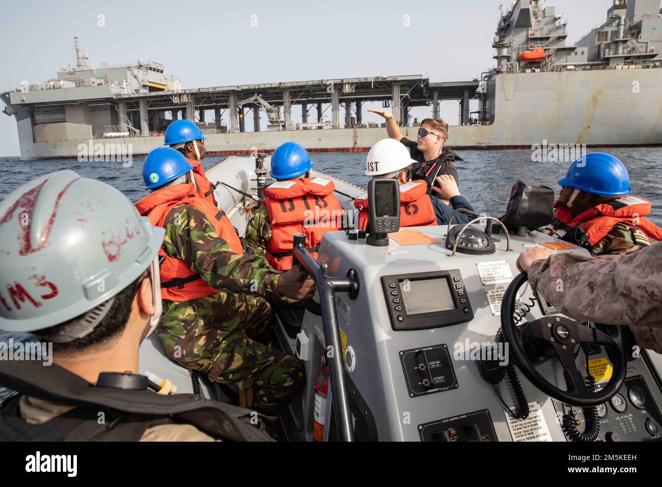 220322-N-TI693-1062 OCEANO ATLANTICO (22 marzo 2022) - Lt. j.g. Kyler Smith, a destra, descrive le migliori pratiche per salire a bordo di una barca gonfiabile a scafo rigido ai marinai della Sierra Leone Navy durante un addestramento di familiarizzazione a bordo della base marittima espeditativa USS Hershel 'Woody' Williams (ESB 4), 22 marzo 2022. Hershel 'Woody' Williams è in fase di implementazione pianificata negli Stati Uniti Sesta area di attività Fleet a sostegno degli interessi nazionali e della sicurezza degli Stati Uniti in Europa e Africa. Foto Stock