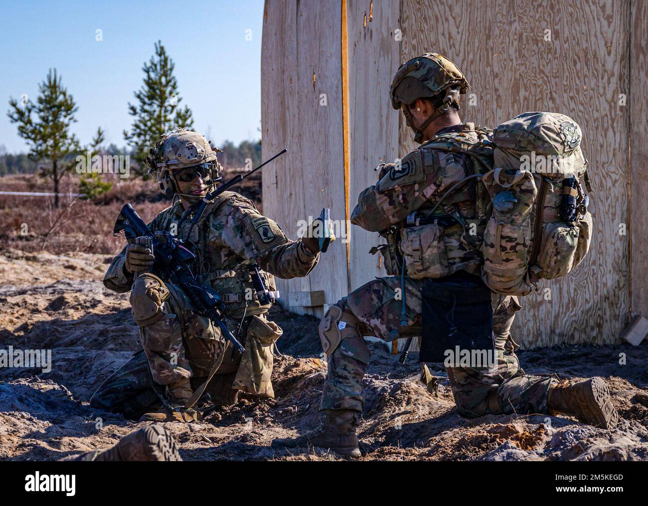 Paracadutisti del 2nd battaglione, 503rd reggimento di fanteria paracadutista, 173rd Brigata Airborne, conducono un addestramento al fuoco vivo come parte dell'esercizio sciopero Saber a riga, Lettonia, 22 marzo 2022. Saber Strike è progettato per migliorare l'interoperabilità con i nostri alleati della NATO e rafforzare le relazioni regionali che abbiamo sviluppato. Saber Strike consente agli alleati della NATO di connettersi personalmente, professionalmente, tecnicamente e tatticamente per creare effetti sinergici e una forza di combattimento multi-nazionale più competente. Foto Stock