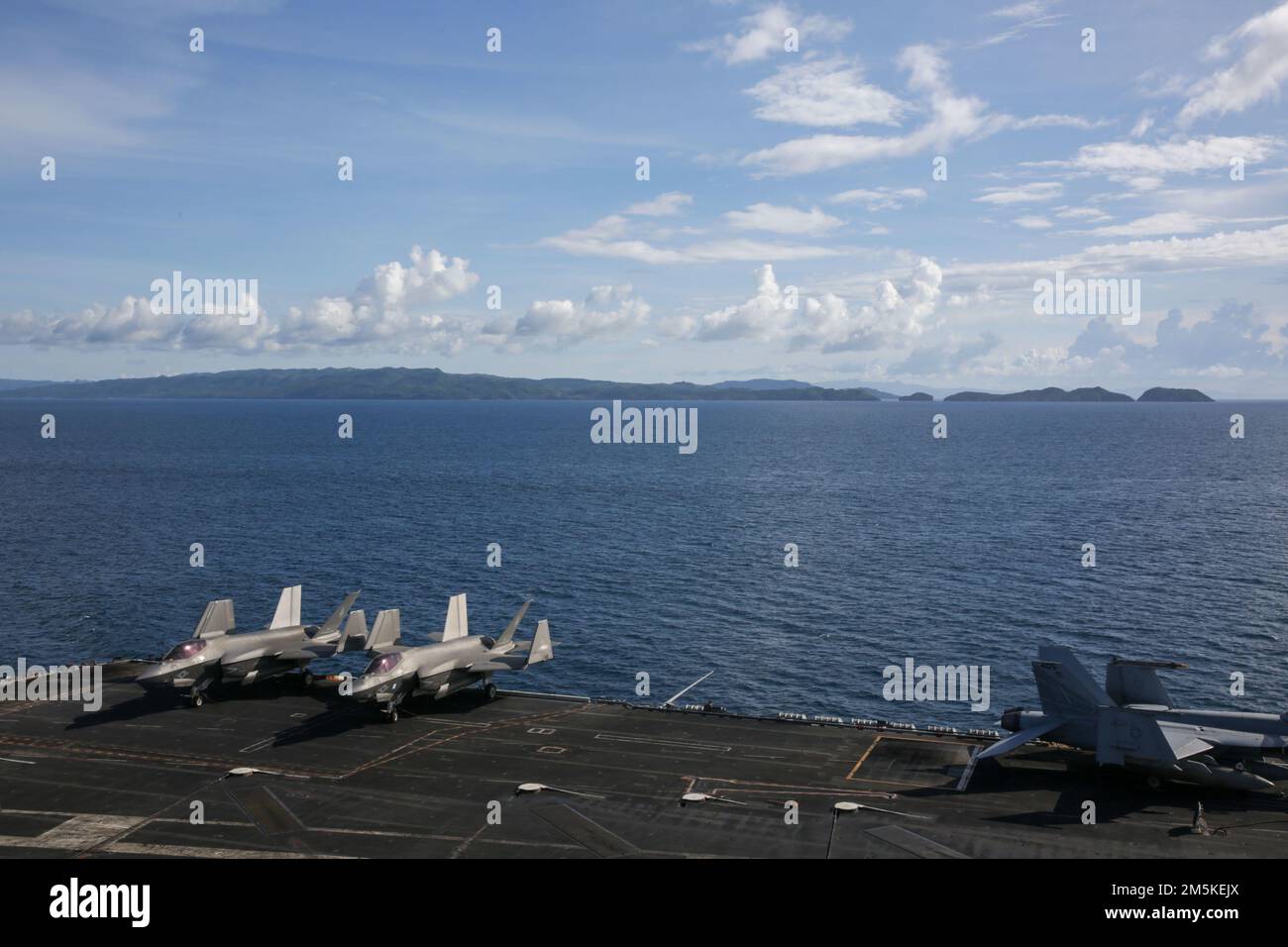 STRETTO DI SAN BERNARDINO (22 marzo 2022) la portaerei di classe Nimitz USS Abraham Lincoln (CVN 72) transita nello stretto di San Bernardino. Abraham Lincoln Strike Group è in fase di implementazione pianificata nell'area delle operazioni della flotta 7th degli Stati Uniti per migliorare l'interoperabilità attraverso alleanze e partnership e al tempo stesso fungere da forza di risposta pronta a sostegno di una regione indomPacifico libera e aperta. Foto Stock