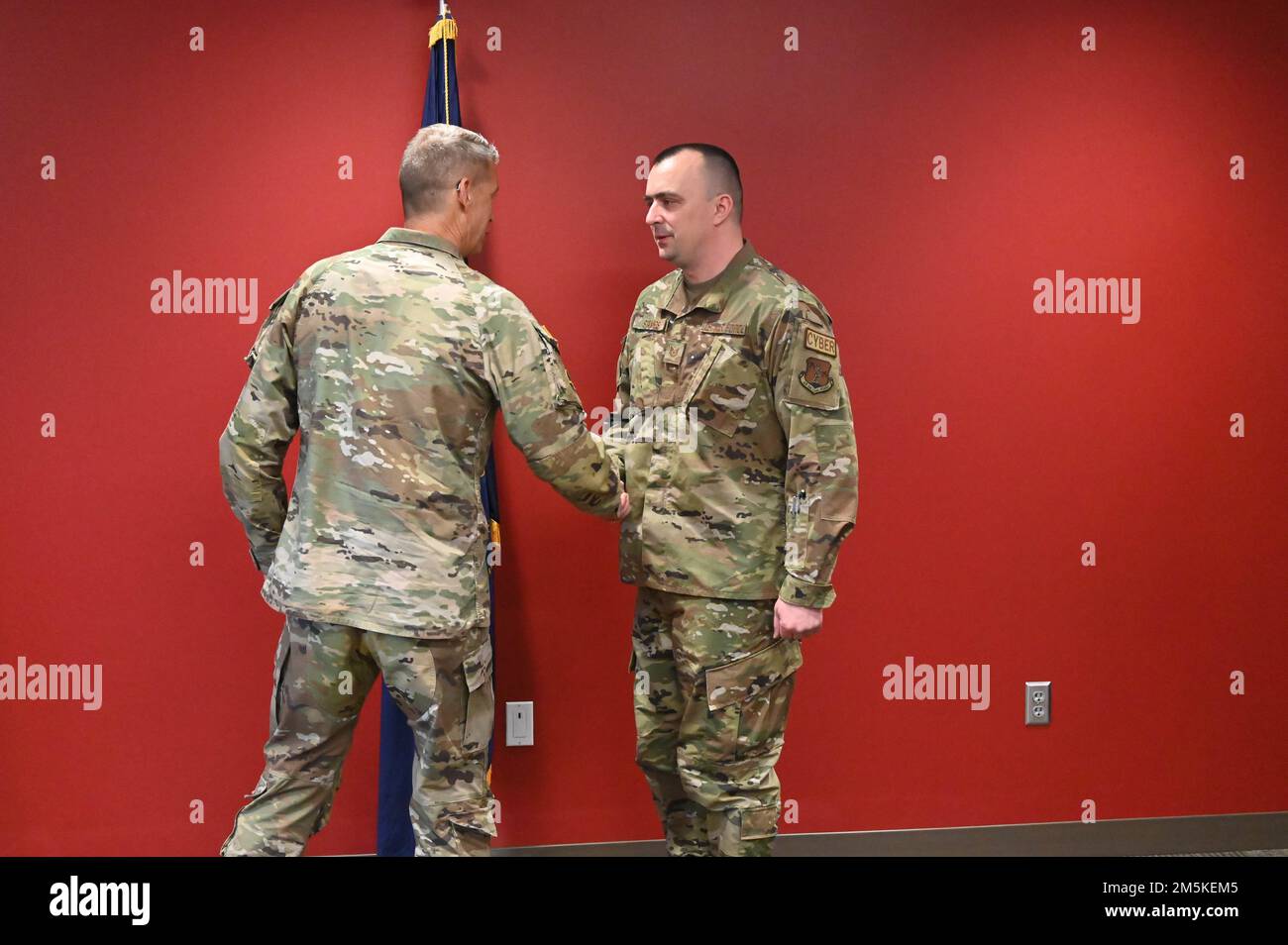 Il generale Daniel Hokanson, capo dell'ufficio della guardia nazionale, presenta una moneta a Tech Sgt. Gus Stamp, operatore del sistema informatico del volo delle comunicazioni 155th, il 22 marzo 2022 presso la base dell'aeronautica di Lincoln, Nebraska. Hokanson si è recato in visita con alti dirigenti, Airmen e soldati della Guardia Nazionale del Nebraska. Foto Stock