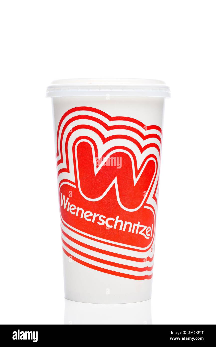 IRVINE, CALIFORNIA - 29 DEC 2022: Una tazza da bere da Der Wienerschnitzel, una catena americana di fast food fondata nel 1961 che è specializzata in hot dog. Foto Stock